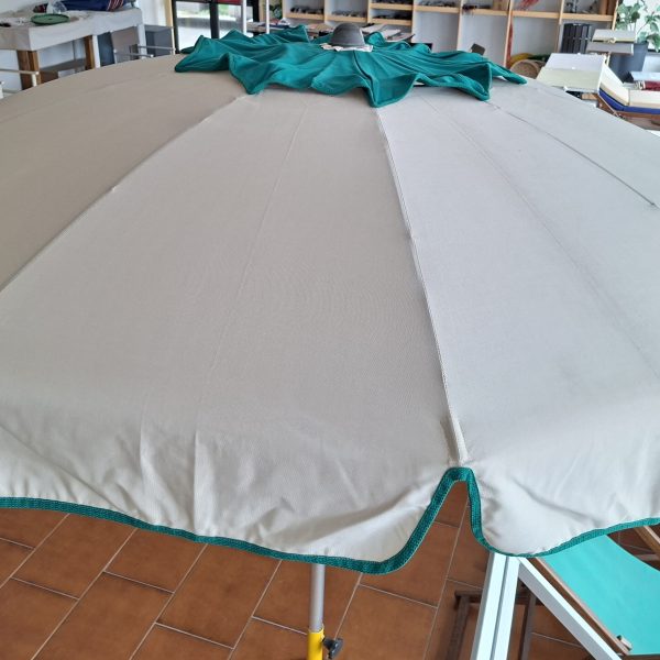 Ombrellone alluminio con snodo telo ecrù con soffietto e bordo verde
