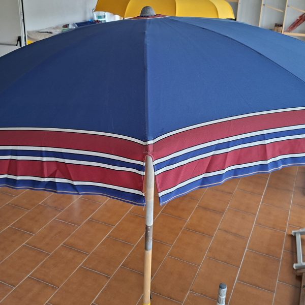 Ombrellone legno telo blu con balze rosse