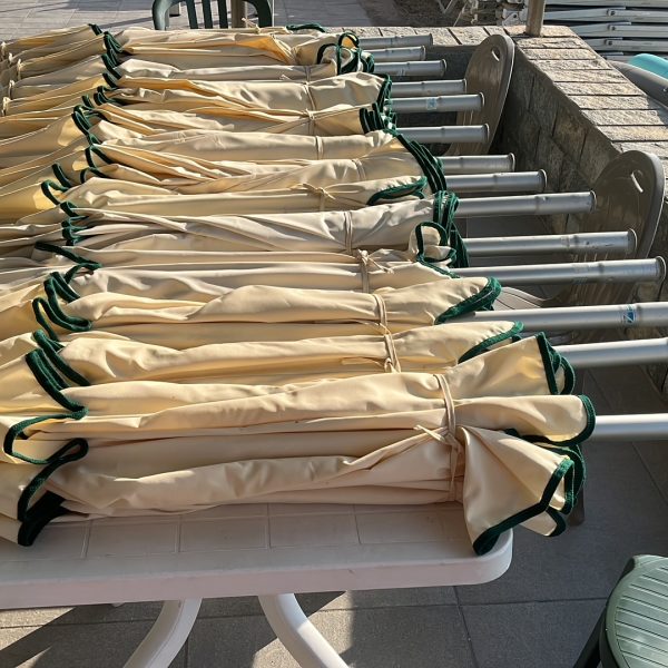 Ombrellone alluminio con soffietto telo ecrù bordo verde